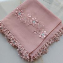 Pudra Nakışlı İğneoyalı Namaz Örtüsü
