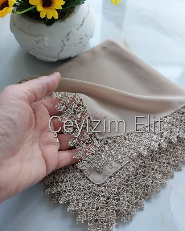 Cappuccino Üç Kenarlı İğne Oyası Namaz Örtüsü