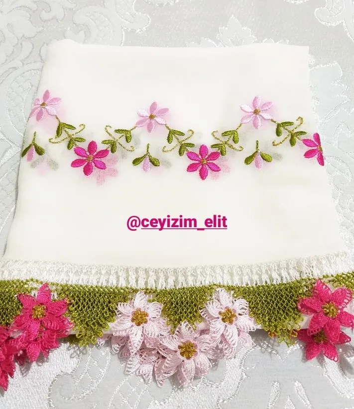 Nakış İşlemeli İğne Oyalı Namaz Örtüsü