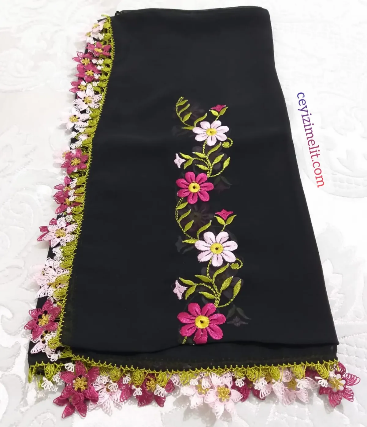 Nakış İşlemeli İğneoyalı Namaz Örtüsü Siyah